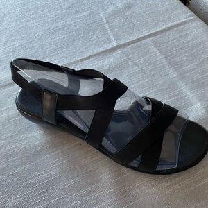 Black elastic band sandals
